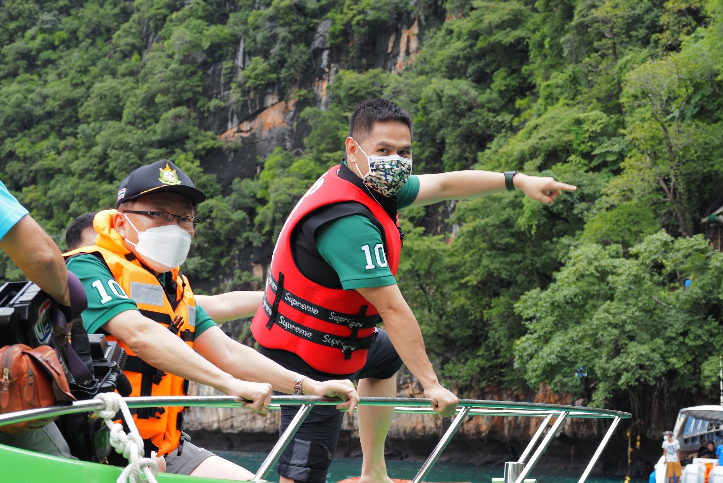 รมว.ทส. ตรวจอ่าวมาหยา สั่งปรับปรุงท่าเทียบเรือ เน้นย้ำการอนุรักษ์แนวปะการัง เตรียมพร้อมรับนักท่องเที่ยวในต้นปีหน้า