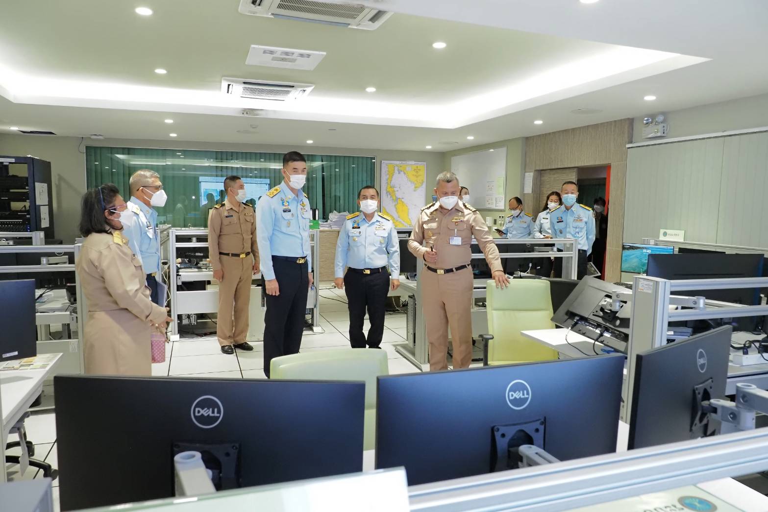 อธิบดี ทช. เยี่ยมชมศูนย์ยุทธการ ศรชล. เพื่อชมระบบติดตามเรือประมง