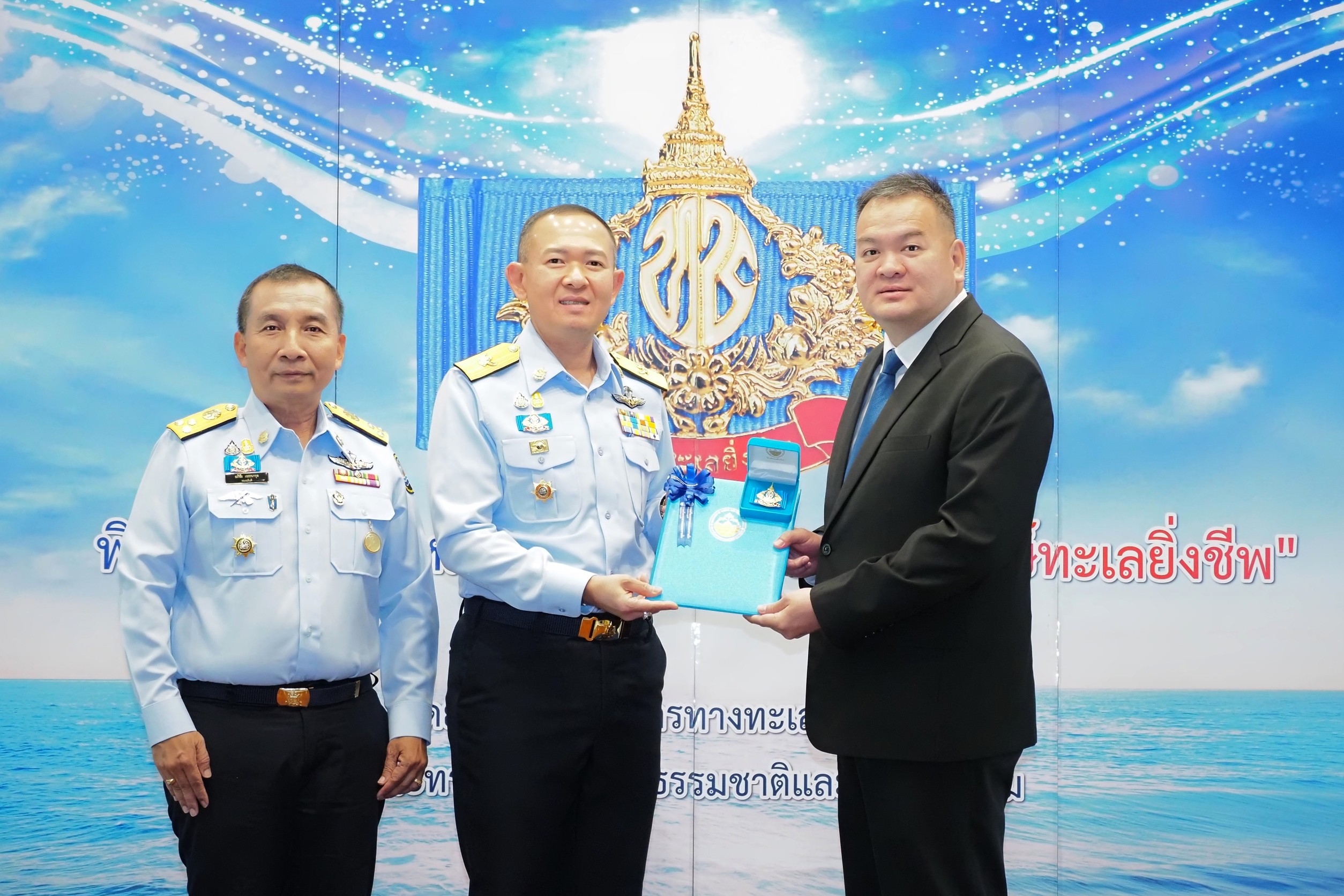 กรมทะเลชายฝั่ง มอบเครื่องหมาย ‘รักษ์ทะเลยิ่งชีพ’ แก่ผู้ทำคุณงามความดีด้านการอนุรักษ์ทรัพยากรทางทะเลและชายฝั่ง