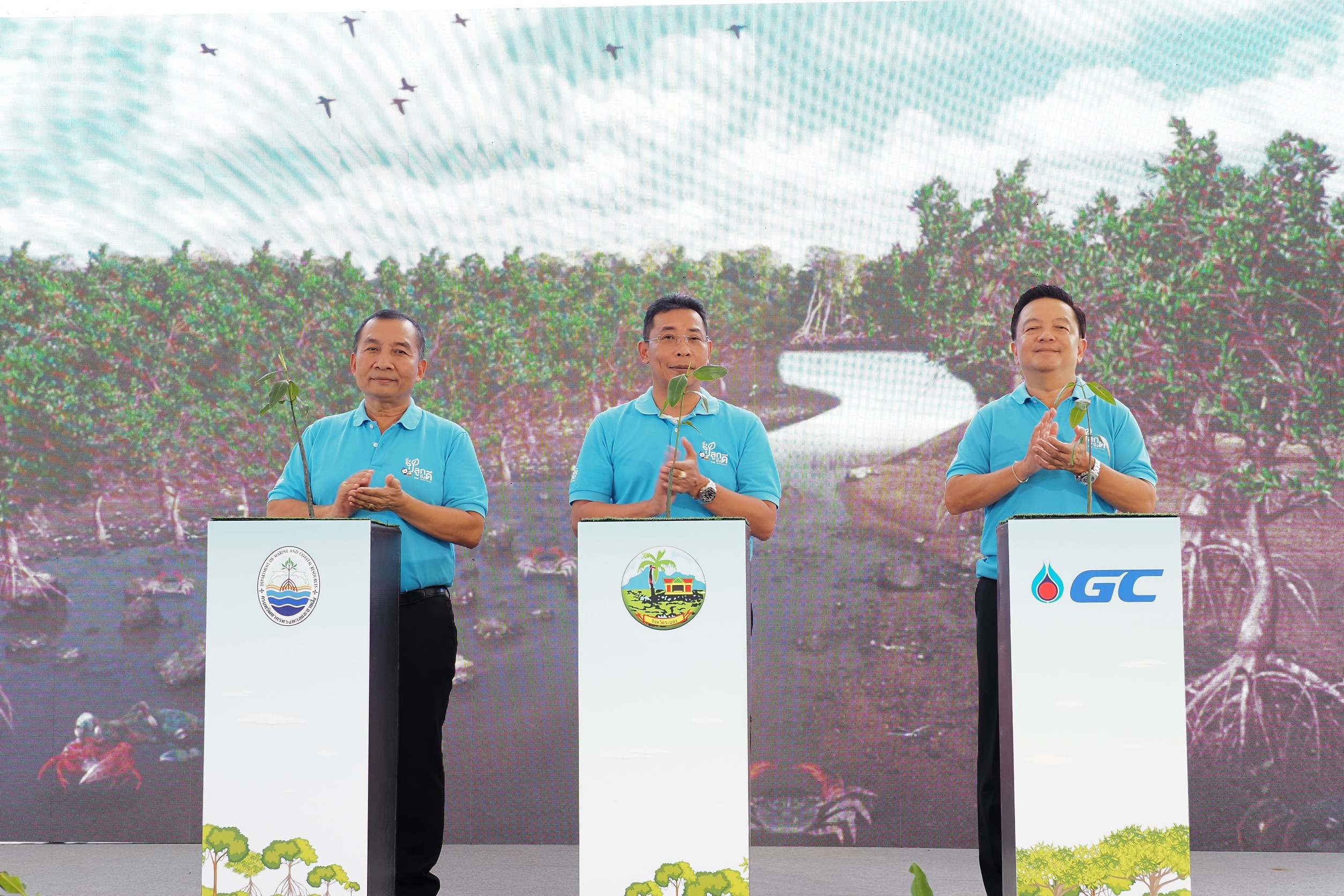 กรมทะเลชายฝั่ง ร่วมกับ GC แสดงเจตนารมณ์ ปลูกป่าชายเลนกักเก็บคาร์บอนเครดิต "ยิ่งปลูก ยิ่งดี" เพื่อลดการปล่อยก๊าซเรือนกระจก มุ่งสู่เป้าหมาย Net Zero