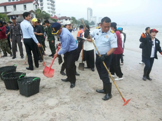 ทช.ร่วมมือกับหน่วยงานราชการและประชาชนทำความสะอาดชายหาดหัวหิน