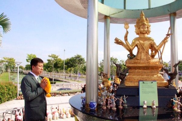 รองฯ ศักดิ์ดา สักการะพระพรหมประจำศูนย์ราชการฯ แจ้งวัฒนะ