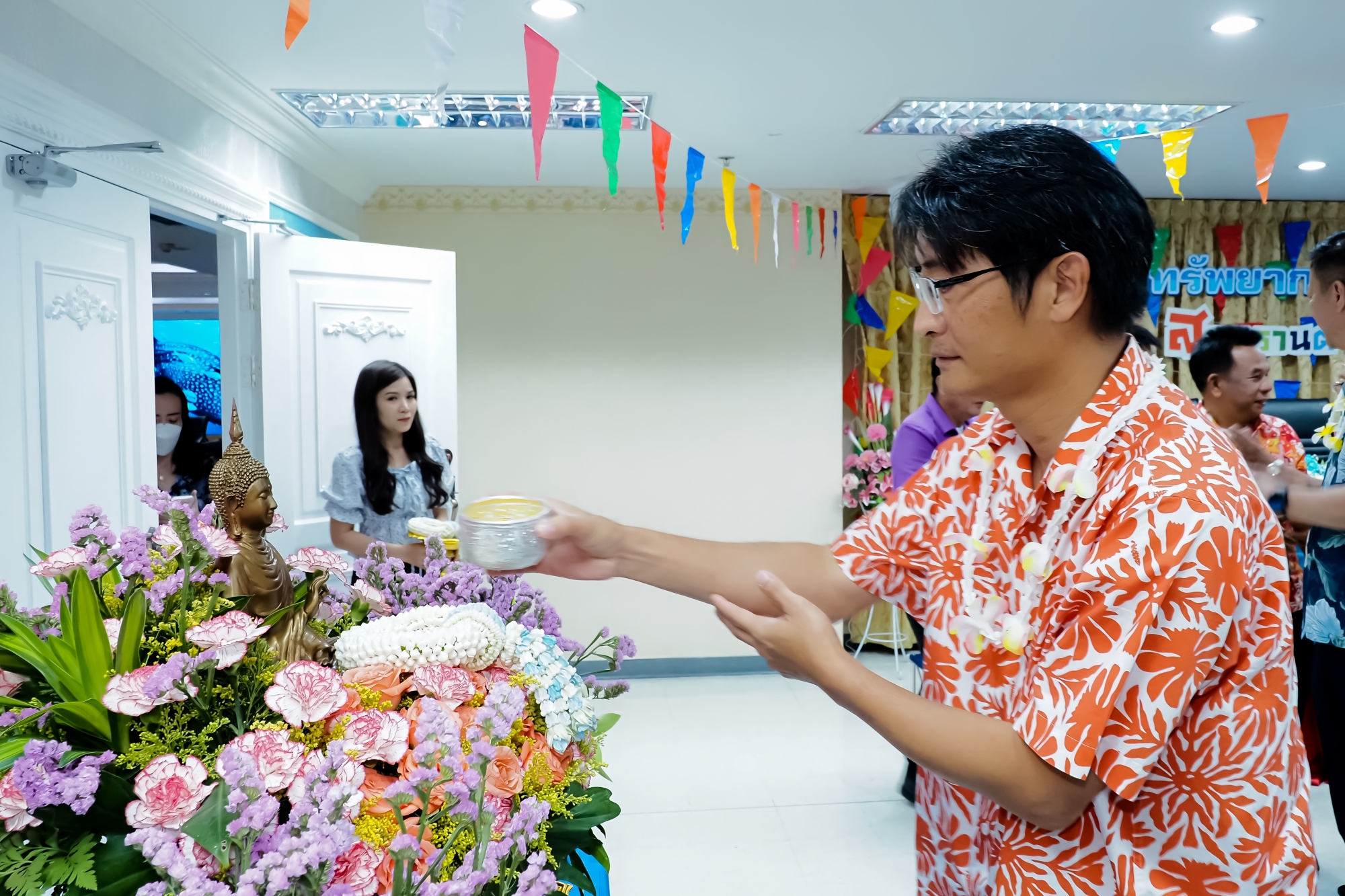 กรมทะเล ร่วมสืบสานประเพณีเทศกาลสงกรานต์ ประจำปี 2567 สรงน้ำพระ พร้อมรดน้ำขอพรจากผู้บริหารเพื่อความเป็นสิริมงคล