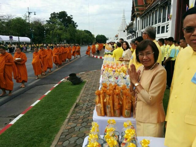 อทช.ทำบุญตักบาตรถวายเป็นพระราชกุศลแด่ในหลวง